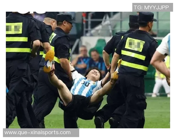 拉什福德赛后被授予全场最佳，球迷冲进场保安紧急处理引热议